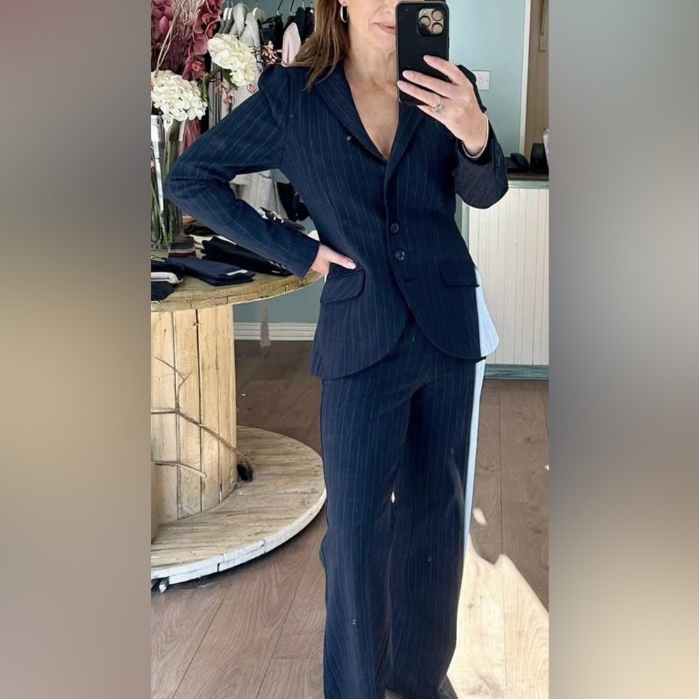 Laurel 3 piece Suit with Tailored Cut and Notched Lapels